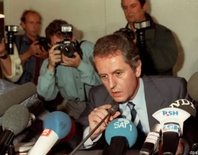 Ich-gebe-Ihnen-mein-Ehrenwort-dass-die-gegen-mich-erhobenen-Vorwuerfe-haltlos-sind-So-Uwe-Barschel-in-einer-Pressekonferenz-am-18-September-1987