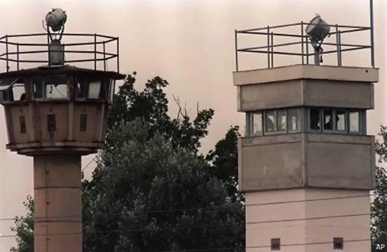 Reisen-Barschels-in-die-DDR-und-die-Tschechoslowakei-Die-ueblichen-Verdaechtigen-CIA-Stasi-KGB-und-Mossad-Zum-Jubilaeum-praesentierte-der-Stern-noch-eine-Suedafrika-Connection-um-ein-U-Boot-Geschaeft-und-Schmiergeld-auf-CDU-Konten