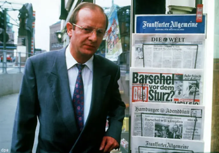 Die-Schweizer-Ermittler-hatten-im-ersten-Verfahren-schnell-auf-Selbstmord-erkannt-Das-galt-vielen-als-schluessig-sie-sahen-darin-eine-Reaktion-auf-den-Skandal-aus-dem-Landtagswahlkampf-1987-Der-Referent-Reiner-Pfeiffer-hatte-damals-Barschels-Rivalen