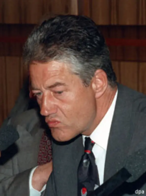 den-SPD-Spitzenkandidaten-Bjoern-Engholm-bespitzeln-lassen-ihn-per-Telefon-mit-einem-angeblichen-Aids-Verdacht-traktiert-und-gegen-ihn-eine-anonyme-Steueranzeige-lanciert-Waehrend-Pfeiffer-Barschel-als-Mitwisser-und-gar-Initiator-hinstellte