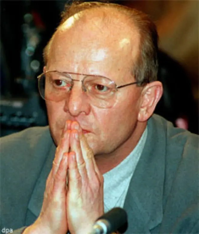 Barschel-sei-von-dem-Referenten-schlicht-reingelegt-worden-glauben-andere-Die-politische-Verantwortung-blieb-ihm-in-jedem-Fall-Zudem-hatte-er-Mitarbeiter-zu-Falschaussagen-angestiftet