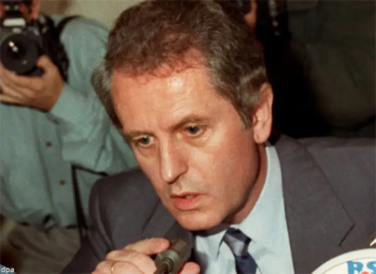 Wie-auch-immer-nicht-zuletzt-wegen-der-spektakulaeren-Ehrenwort-Pressekonferenz-in-der-Barschel-am-18-September-1987-seine-Unschuld-beteuerte-war-seine-Glaubwuerdigkeit-zerstoert-Er-stand-als-Luegner-da-und-musste-zuruecktreten