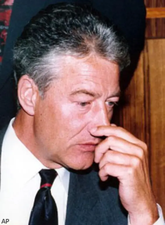 Fuenf-Jahre-spaeter-musste-Engholm-zugeben-dass-er-frueher-als-behauptet-von-Pfeiffers-Treiben-wusste-Engholm-trat-zurueck-die-SPD-stuerzte-in-eine-tiefe-Krise-Die-politische-Atmosphaere-im-Norden-war-ueber-Jahre-hinweg-vergiftet