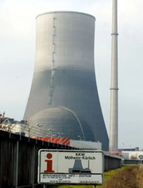 Richtig-ist-Atomstrom-kann-Oel-nicht-ersetzen-da-die-Kernenergie-auf-dem-Strommarkt-die-wichtigste-Rolle-spielt-das-Oel-jedoch-im-Verkehrs-und-Waermebereich-Atomkraftbefuerworter-sagen-Ja-Atomkraftgegner-wollen-lieber-auf-erneuerbare-Energien-setzen
