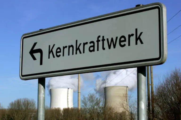 Spitzenreiter-bei-der-deutschen-Bruttostromerzeugung-die-Atomkraftwerke-Die-verbliebenen-17-Anlagen-Gesamtleistung-20-400-Megawatt-1-Megawatt-1-Mio-Watt-produzierten-rund-26-Prozent-des-Stroms-1990-27-7-Prozent