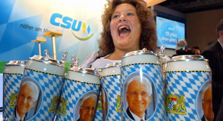 Es-lag-an-Edmund-Stoiber-Ausserhalb-der-bayerischen-Landesgrenzen-machte-er-einfach-keine-gute-Figur-Der-Wahlkampf-wurde-fuer-ihn-zu-einer-Serie-der-Peinlichkeiten