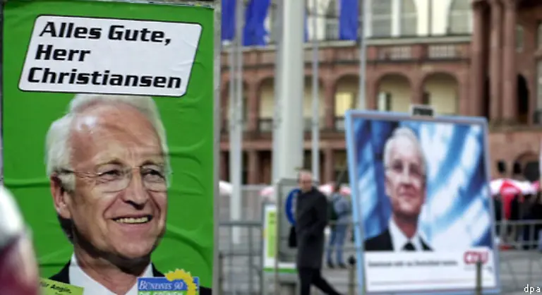 Es-war-kein-guter-Auftritt-Zu-allem-Ueberfluss-nannte-Stoiber-die-Moderatorin-auch-noch-Frau-Merkel-Die-linksliberale-tageszeitung-sprach-von-einer-Starre-die-so-ganz-anders-ist-als-die-des-Rudolf-Scharping-aber-nicht-minder-quaelend
