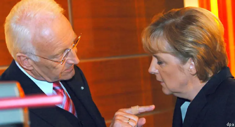 Gleichzeitig-forderte-Stoiber-ein-Wahlergebnis-von-45-Prozent-zur-Erinnerung-Stoiber-selbst-hatte-drei-Jahre-zuvor-38-5-Prozent-erreicht-was-als-gutes-Ergebnis-gelten-durfte-Man-kann-es-so-sagen-Stoiber-legte-die-Messlatte-hoch-und-sabotierte-Merkels-Wahlkampf