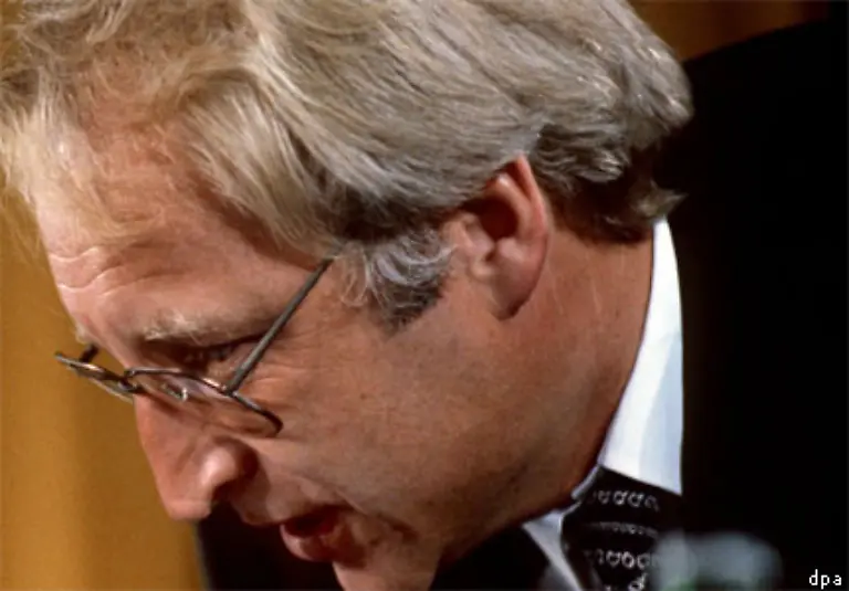 Als-Generalsekretaer-erwirbt-Stoiber-sich-seinen-Ruf-als-blondes-Fallbeil-ein-Titel-der-weniger-Respekt-als-Unbehagen-ausdrueckt-Bei-einer-CSU-Vorstandswahl-1983-erreicht-Stoiber-ohne-Gegenkandidaten-lediglich-46-9-Prozent-der-Stimmen