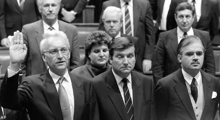 Als-Franz-Josef-Strauss-1988-unerwartet-stirbt-wird-Stoiber-Innenminister