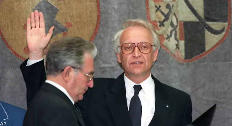 Fuenf-lange-Jahre-bleibt-Streibl-im-Amt-Erst-die-Amigo-Affaere-um-Verstrickungen-zwischen-Wirtschaft-und-Politik-bringt-ihn-zu-Fall-Am-28-Mai-1993-wird-Stoiber-vom-bayerischen-Landtag-zum-Ministerpraesidenten-gewaehlt
