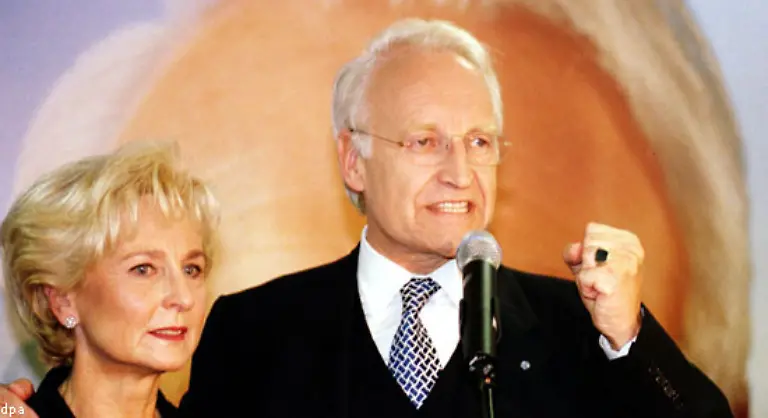 Bei-seiner-ersten-Landtagswahl-als-Ministerpraesident-1994-kann-Stoiber-bei-leichten-Stimmenverlusten-die-absolute-Mehrheit-halten-52-8-Prozent-Vier-Jahre-spaeter-schafft-er-52-9-Prozent-Der-Erfolg-wird-in-der-CSU-als-Stoibers-persoenlicher-Sieg-gefeiert