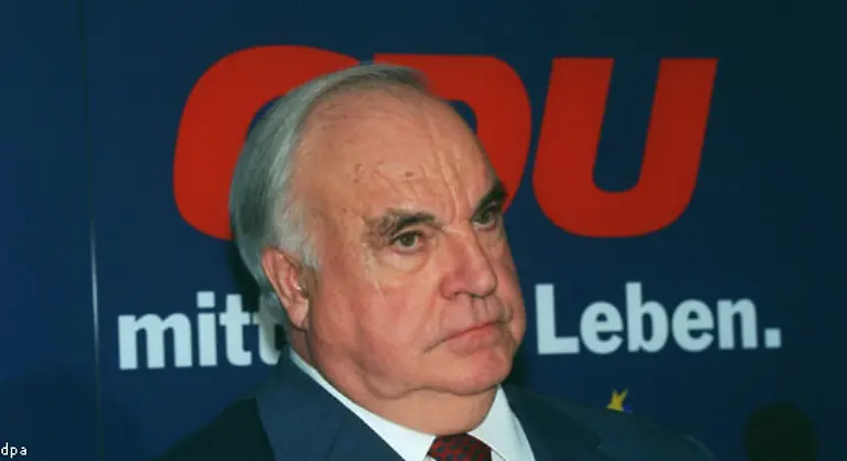 Ende-1999-kommt-die-CDU-Spendenaffaere-um-Altkanzler-Helmut-Kohl-ans-Licht-Fuer-Stoiber-ist-die-Schwaechephase-der-Schwesterpartei-Anlass-zunehmend-grosse-Auftritte-in-Berlin-zu-suchen