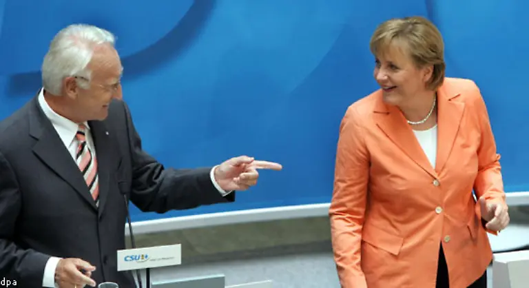 Auch-angesichts-dieses-Erfolgs-droht-sich-bei-der-vorgezogenen-Bundestagswahl-der-Machtkampf-um-die-Spitzenkandidatur-zu-wiederholen-Doch-Stoiber-zieht-zurueck-Spitzenkandidatin-der-Union-wird-Angela-Merkel