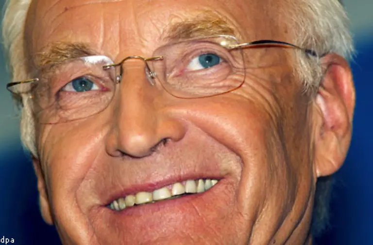 Nach-langem-Zaudern-legt-Stoiber-sich-fest-Er-wird-Wirtschaftsminister-Erstmals-seit-fast-40-Jahren-uebernimmt-wieder-ein-Vertreter-der-Union-das-Ressort-von-Ludwig-Erhard-verkuendet-er-am-10-Oktober