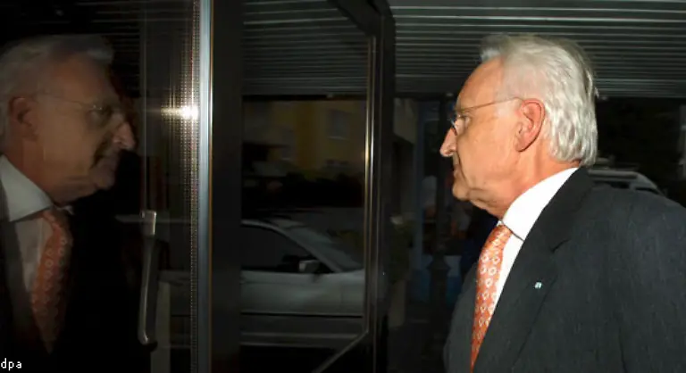 Stoiber-begruendet-seine-Entscheidung-mit-der-veraenderten-politischen-Lage-durch-den-Rueckzug-von-Franz-Muentefering-vom-Amt-des-SPD-Chefs-Inoffiziell-heisst-es-Stoiber-sei-klar-geworden-dass-er-in-Berlin-seine-unangefochtene-Machtposition-nicht-wuerde-halten-koennen