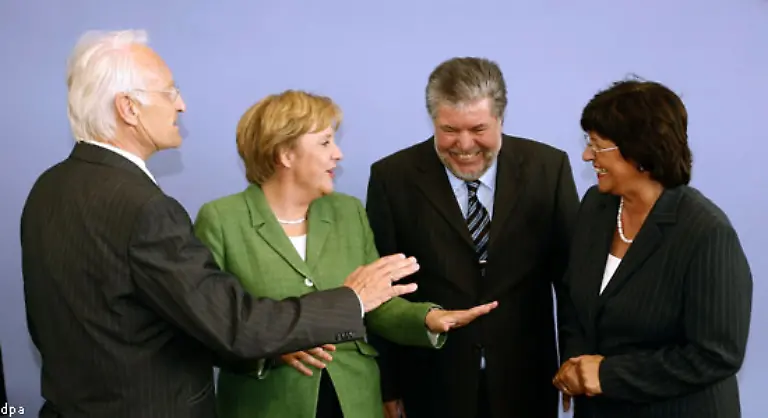 Auf-Bundesebene-erwirbt-Stoiber-sich-den-Ruf-ein-laestiger-Querulant-zu-sein-In-den-Verhandlungen-um-die-Gesundheitsreform-stellt-er-immer-wieder-Vereinbarungen-in-Frage-die-er-selbst-mit-ausgehandelt-hatte