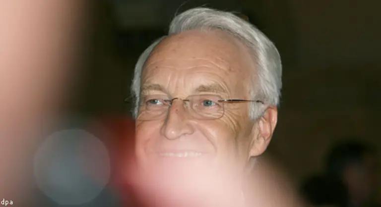 Die-CSU-Gremien-staerken-Stoiber-den-Ruecken-ein-CSU-Politiker-nach-dem-naechsten-stellt-sich-hinter-ihn-Auch-diese-geradezu-rituellen-Solidaritaetsadressen-tragen-zu-Stoibers-Autoritaetsverlust-bei