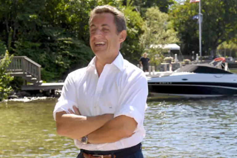 Super-Sarko-fliegt-auf-den-16-Platz-Das-duerfte-ihn-aergern-wo-er-doch-so-gerne-die-Nummer-Eins-ist-Nicht-dass-er-Sie-noch-mit-einem-Hochdruckreiniger-aus-Ihrem-Getto-treibt