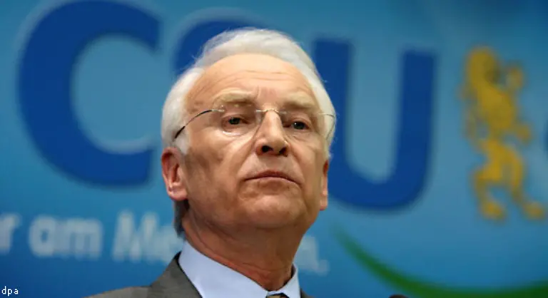 Am-9-Januar-macht-Stoiber-klar-dass-er-bis-2013-Ministerpraesident-bleiben-will-Die-Ankuendigung-loest-Entsetzen-in-der-CSU-aus-In-der-Landtagsfraktion-die-Stoiber-in-Kreuth-eigentlich-zum-Spitzenkandidaten-fuer-2008-kueren-soll-regt-sich-Widerstand