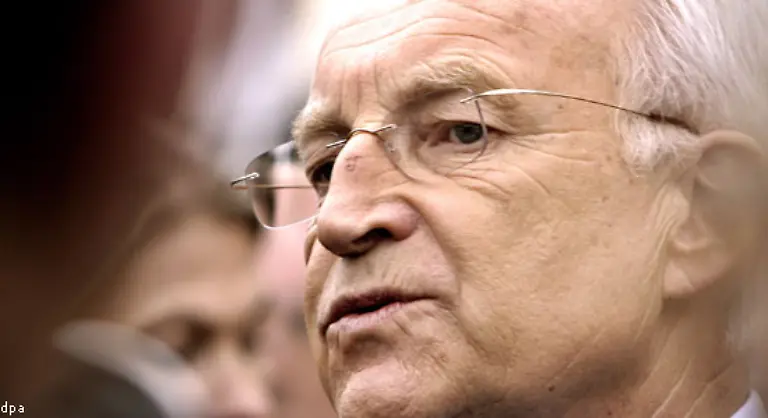 Stoiber-lenkt-ein-und-deutet-an-dass-er-bei-einer-Wiederwahl-2008-moeglicherweise-doch-nicht-bis-2013-amtieren-werde-Ausserdem-solle-der-bisher-im-Herbst-geplante-CSU-Parteitag-ueber-seine-Spitzenkandidatur-entscheiden