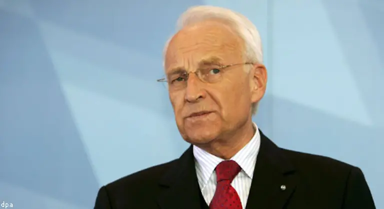 Nur-zwei-Tage-spaeter-gilt-das-nicht-mehr-Am-18-Januar-kuendigt-Stoiber-an-er-werde-seine-Aemter-als-Ministerpraesident-und-CSU-Chef-am-30-September-niederlegen