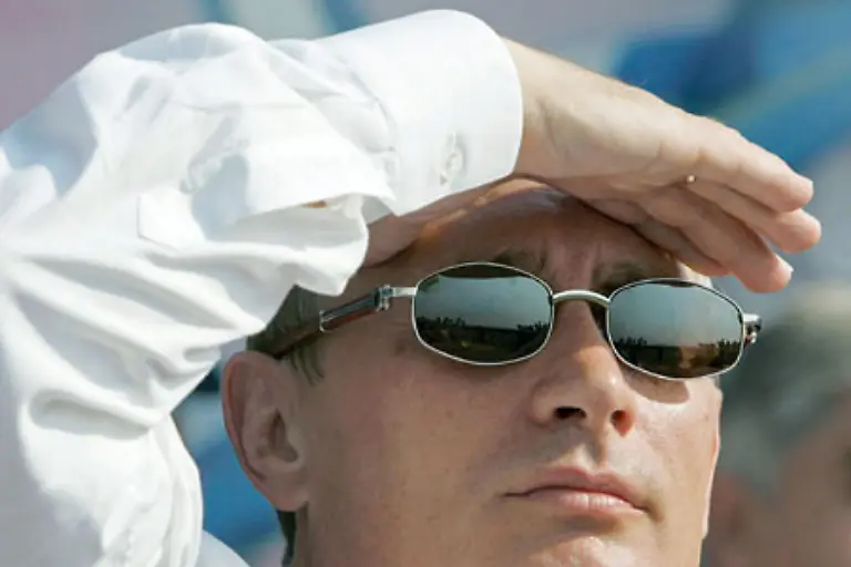 Putins-Weste-ist-so-weiss-dass-er-seine-Augen-schuetzen-muss-wenn-er-in-den-Spiegel-sieht