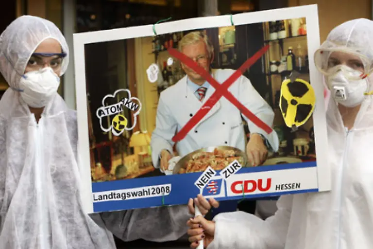 Koch-weiss-einfach-wann-man-in-Affaeren-schweigen-muss-Dann-rutscht-man-auch-so-durch-Waehrend-andere-Politniks-in-der-Gosse-landen-nur-weil-sie-im-Dienstwagen-auf-der-Landstrasse-einen-Feuersalamander-ueberfahren