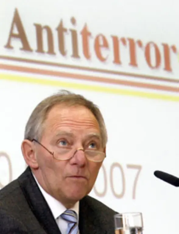 Wolfgang-Catch-me-if-you-can-Schaeuble-hat-es-nicht-leicht-und-ist-jetzt-auch-noch-fiese-Type-Nummer-4-Vermutlich-weiss-er-das-jetzt-schon-obwohl-die-Bilderserie-noch-gar-nicht-fertig-ist