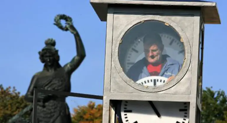All-diese-Dinge-werden-in-der-Stadt-in-der-die-Uhren-manchmal-stehen-geblieben-zu-sein-scheinen