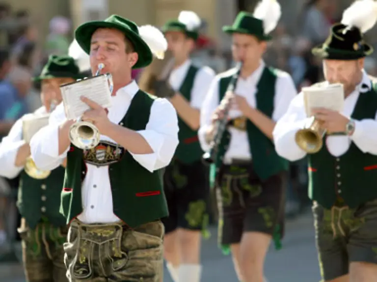 Apropos-krachen-Fuer-den-Herrn-gilt-der-Dresscode-Krachlederne