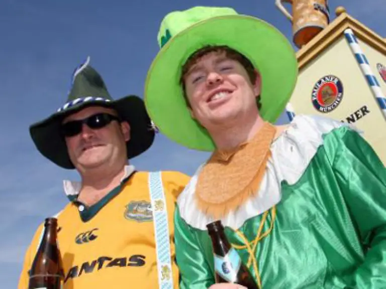 Und-selbst-wer-den-weiten-Weg-aus-Australien-hierher-antritt-kleidet-sich-in-landesueblicher-Tracht