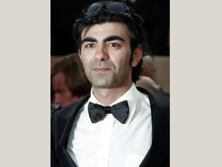 Akin-hat-immer-wieder-betont-dass-seine-Filme-viel-Autobiografisches-haben-Seine-Entwicklung-verlief-nach-eigenen-Aussagen-vom-kleinen-Gangster-ueber-den-Proletarier-bis-zum-intellektuellen-Hochschullehrer