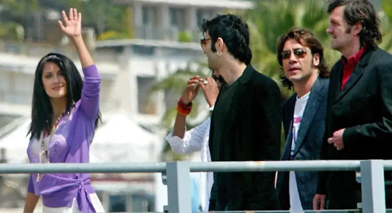 Akin-ist-inzwischen-ein-international-anerkannter-Filmemacher-Das-zeigt-zum-Beispiel-sein-Sitz-in-der-Jury-von-Cannes-2005-neben-Stars-wie-Salma-Hayek-Emir-Kusturica-und-Javier-Bardem
