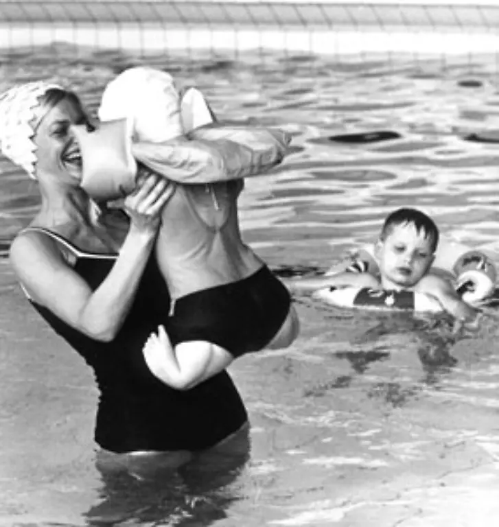 Schaut-man-sich-die-Schwarzweiss-Aufnahmen-an-glaubt-man-trotz-der-anruehrenden-Tragik-den-starken-Optimismus-der-Wirtschaftswunder-Zeit-zu-erkennen