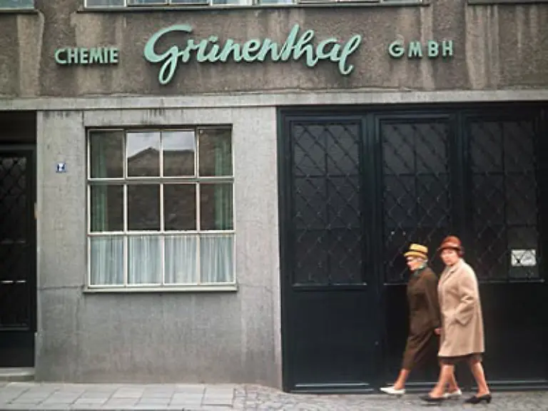 Auch-international-war-Thalidomid-ein-Verkaufsschlager-in-48-Laendern-wurden-thalidomidhaltige-Medikamente-vermarktet-Die-Herstellerfirma-hatte-wesentlichen-Anteil-an-diesem-Erfolg-Die-Werbung-versprach-die-voellige-Ungiftigkeit-und-Unschaedlichkeit-des-Wirkstoffs