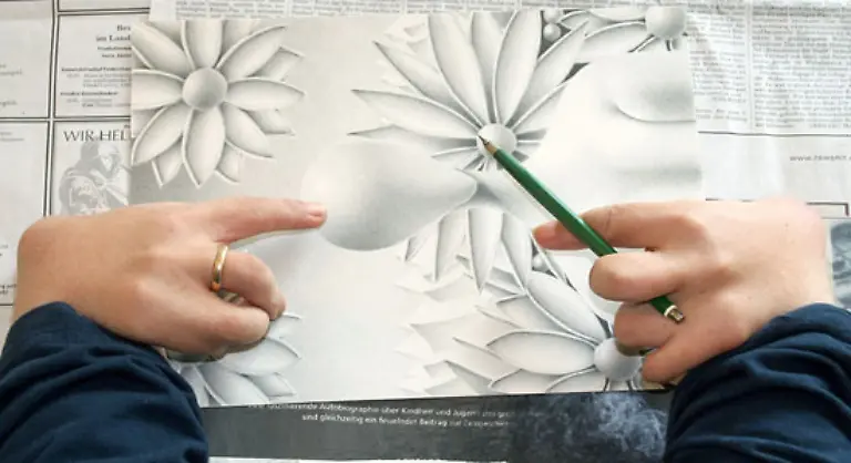 Eine-Luege-wie-Opfer-berichten-Als-Kinder-mussten-sie-fuer-solche-Bilder-posieren-erzaehlt-der-Contergan-geschaedigte-Maler-und-Fotograf-Christian-Knabe