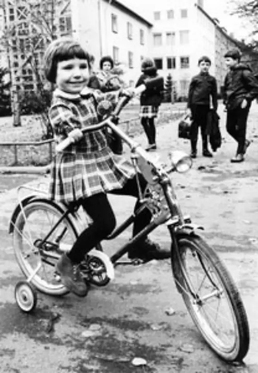 Ob-auf-dem-Spielplatz-oder-wie-hier-auf-dem-Fahrrad-Hauptsache-froehlich-Die-Botschaft-sollte-lauten-Die-gedeihende-Republik-steckt-so-etwas-weg-Es-geht-vorwaerts-auch-Behinderte-nehmen-am-Fortschritt-teil