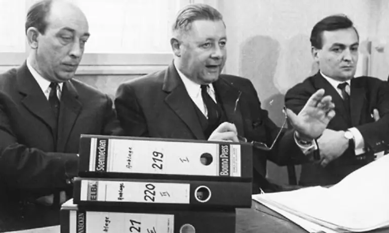 Gegen-Gruenenthal-wurde-Ende-1961-ein-Ermittlungsverfahren-eingeleitet-Als-im-April-1967-Anklage-gegen-mehrere-Verantwortliche-des-Unternehmens-erhoben-wurde-waren-die-geschaedigten-Kinder-zwischen-fuenf-und-neun-Jahren-alt