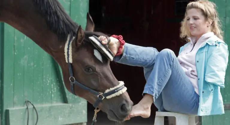 Ein-weiteres-Problem-ist-die-seelische-Erniedrigung-Ein-Contergan-Opfer-muss-sich-mit-all-seinen-Defiziten-zeigen-erst-als-suesses-Conti-Kind-dann-als-Zirkuspferd-das-ja-soviel-schafft-ohne-Arme-und-Beine