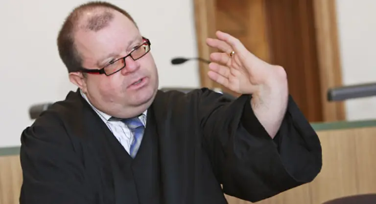 50-Jahre-nach-der-Katastrophe-geraten-die-Contergan-Opfer-in-Vergessenheit-Aber-der-Schaden-ist-nie-wirklich-gutgemacht-worden-klagt-der-Bund-Contergangeschaedigter-und-Gruenenthal-Opfer-Foto-Der-contergangeschaedigte-Anwalt-Ashcroft