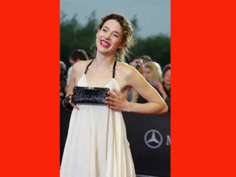 So-erschien-dieses-junge-Talent-anfangs-noch-recht-zuechtig-gar-mit-Tasche-vor-dem-Busen