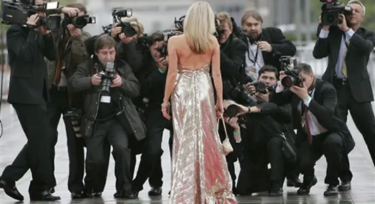 Naja-ist-doch-ganz-schoen-vorne-auch-mal-was-zu-sehen-denn-Rueckenausschnitte