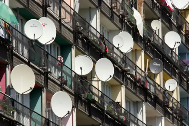 Sie-uebertragen-Bilder-aus-der-ganzen-Welt-auf-unsere-Fernsehbildschirme