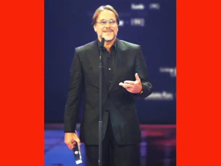 Als-er-seinen-Ehrenpreis-dann-in-der-Hand-hielt-wies-er-zur-grossen-Erleichterung-der-anderen-Anwesenden-darauf-hin-dass-er-einen-Baerenhunger-habe-und-riesigen-Durst-Man-moege-doch-jetzt-zum-Ende-kommen