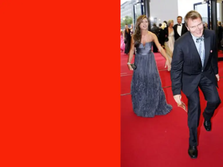 Nazan-Eckes-schickt-ihren-Begleiter-und-Co-Let-s-Dance-Moderator-Hape-Kerkeling-jedenfalls-schon-mal-vor-um-zu-reservieren