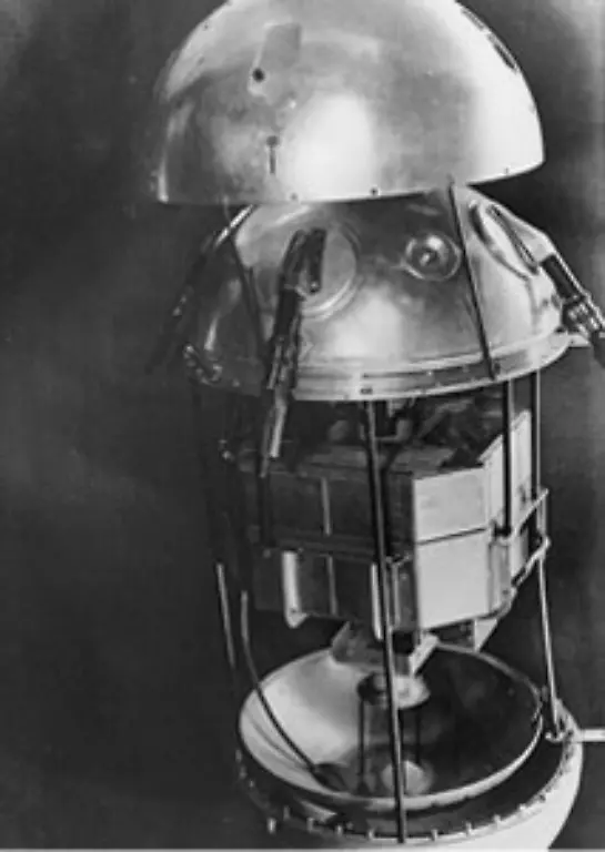 Der-Sputnik-erfuellt-keinen-nennenswerten-wissenschaftlichen-Zweck-Er-beweist-nur-dass-es-funktioniert-und-sendet-zur-Untermalung-mit-Hilfe-eines-Kurzwellensenders-Pieptoene-aus-dem-All-auf-20-und-40-MHz