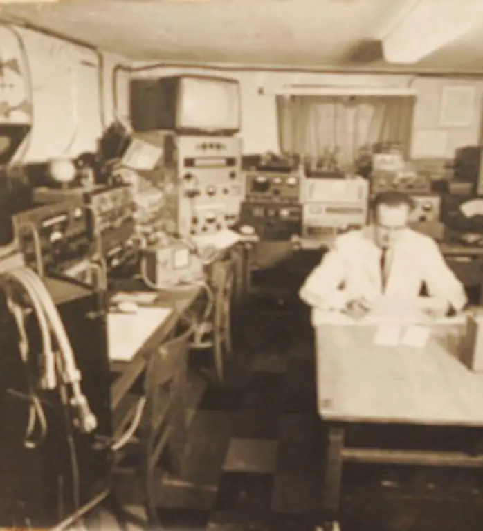 Der-Weltraumforscher-und-Leiter-der-Sternwarte-Heinz-Kaminski-sitzt-im-Keller-des-Hauses-und-lauscht-dem-Piepen