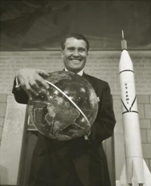 Den-deutschen-Raketenbauer-Wernher-von-Braun-hatte-man-gleich-aus-Nazi-Deutschland-mitgebracht-um-ihn-in-den-USA-weiterforschen-zu-lassen