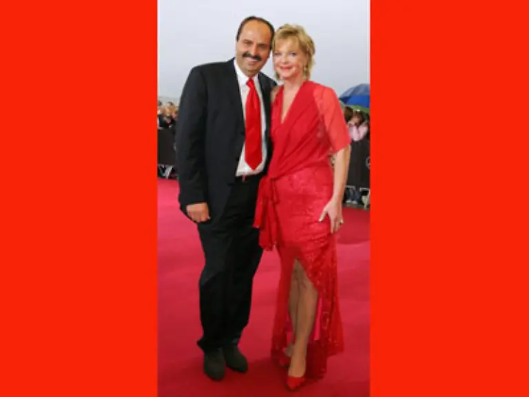 Der-Herr-Lafer-seines-Zeichens-Meister-der-Herdplatte-zeigt-beim-Schaulaufen-Humor-Passend-zur-Gattin-und-passend-zum-Teppich-die-Krawatte-das-gibt-einen-Stern